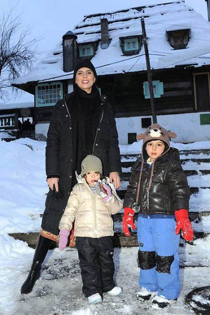 عکس لیلا حاتمی و فرزندانش در صربستان
